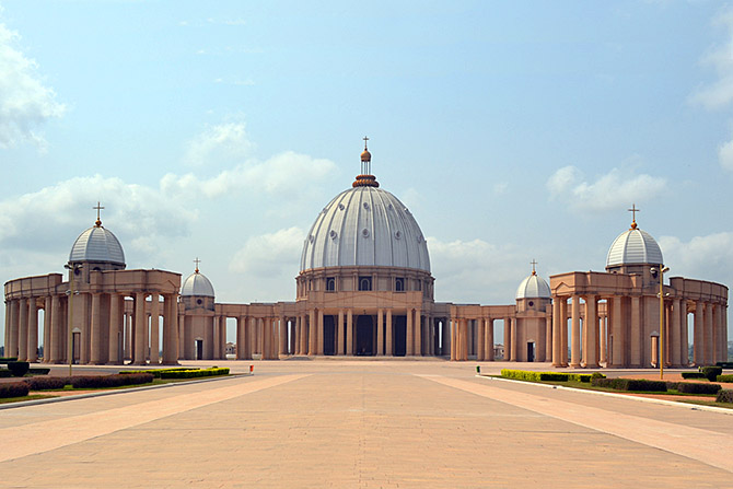 Obala Slonovače Basilica-of-Our-Lady-of-Peace-of-Yamoussoukro-foto-flickr-amar-chobita